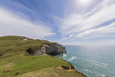 Neuseeland, Die Sonne scheint über die Klippen und den natürlichen Bogen der Landzunge Cape Farewell - FOF11376