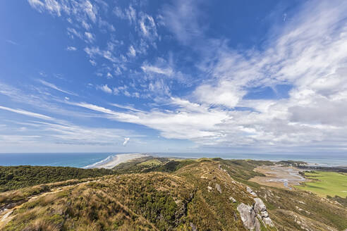 Neuseeland, Blick auf Wolken über der Landzunge Cape Farewell - FOF11379