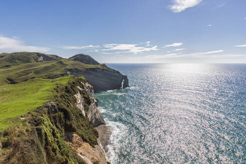 Neuseeland, Klippen und natürlicher Bogen der Cape Farewell Landzunge an einem sonnigen Tag - FOF11383