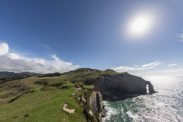 Neuseeland, Die Sonne scheint über die Klippen und den natürlichen Bogen der Landzunge Cape Farewell - FOF11384