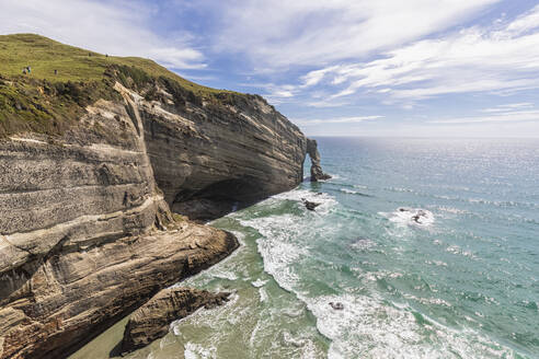 Neuseeland, Klippen und natürlicher Bogen der Cape Farewell Landzunge an einem sonnigen Tag - FOF11386