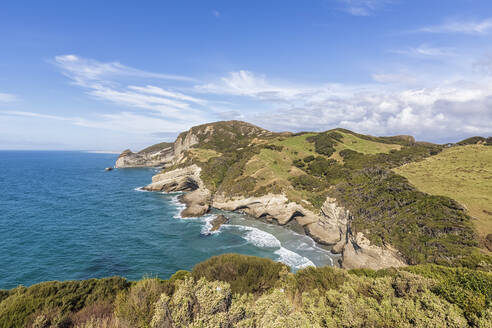 Neuseeland, Cliffs of Cape Farewell Landzunge an einem sonnigen Tag - FOF11388