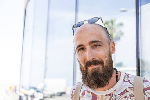 Älterer Mann mit Sonnenbrille auf dem Kopf - TCF06214