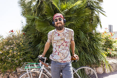 Lächelnder reifer Mann mit Fahrrad, lizenzfreies Stockfoto