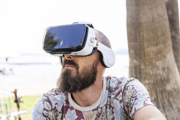 Älterer Mann mit Virtual-Reality-Brille - TCF06233