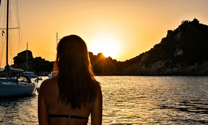 Frau genießt den Sonnenuntergang am Meer, Insel La Maddalena, Sardinien, Italien - CUF53536