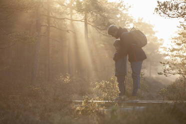 Vater und Sohn erkunden den Wald, Finnland - CUF53545