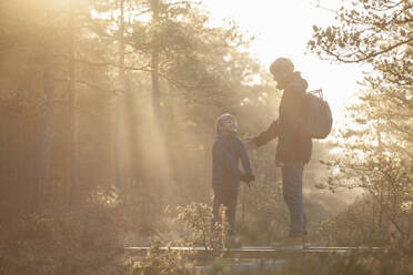 Vater und Sohn unterhalten sich im Wald, Finnland - CUF53552