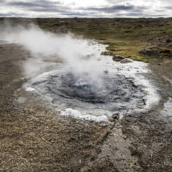 Vulkanische Quelle, Blick auf eine natürliche heiße Quelle und einen Pool mit heißem Wasser, Hunavatnshreppur, Nordurland Vestra, Island - CUF53583