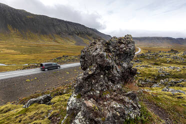 Fahrzeug auf der Straße entlang eines vulkanischen Lavafelds, Snaefellsbaer, Vesturland, Island - CUF53592