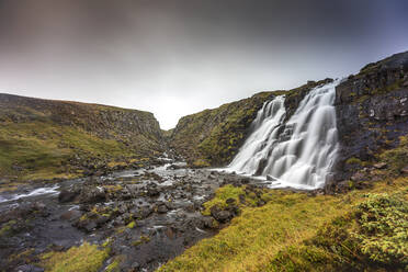 Wasserfall, der in den Fluss stürzt, Eyja- og Miklaholtshreppur, Vesturland, Island - CUF53595