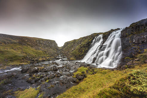 Wasserfall, der in den Fluss stürzt, Eyja- og Miklaholtshreppur, Vesturland, Island - CUF53595