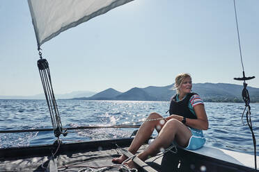 Frau auf Segelboot im Meer vor Paleros, Griechenland - CUF53651