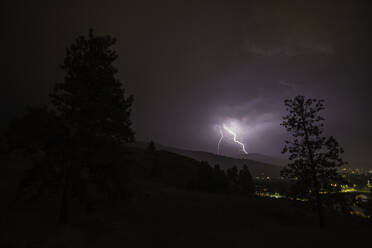 Blitze während eines Gewitters über dem Okanagan Valley, British Columbia, Kanada - CUF53671