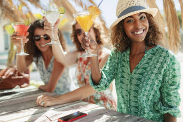 Porträt glückliche Frauen Freunde mit Cocktails am sonnigen Strand bar - HOXF04502