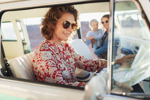 Frau mit Karte im Lieferwagen - HOXF04541