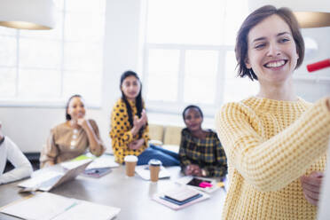 Geschäftsfrauen beim Brainstorming im Konferenzraum - HOXF04652