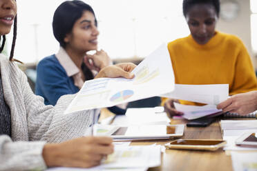 Geschäftsfrauen diskutieren in einer Sitzung über Papierkram - HOXF04653