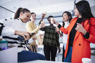 Geschäftsfrauen feiern ihr neues Büro mit Champagner - HOXF04669