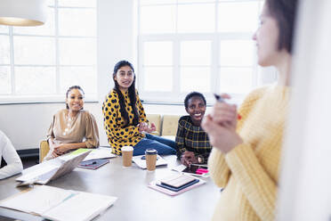 Geschäftsfrauen beim Brainstorming im Konferenzraum - HOXF04705