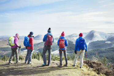 Familienwanderung auf dem Berg - HOXF04725