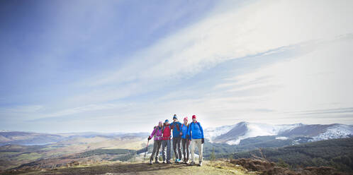 Porträt Familie Wandern auf Berg - HOXF04727