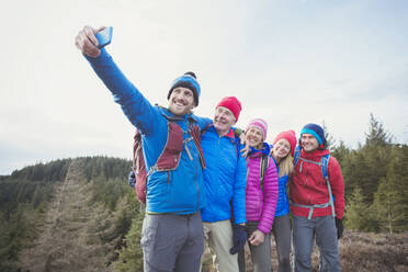 Familie macht Selfie im Wald - HOXF04790