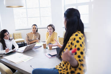 Geschäftsfrauen beim Brainstorming im Konferenzraum - HOXF04801