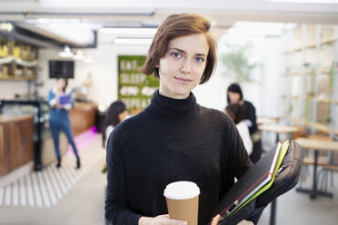 Porträt selbstbewusste Geschäftsfrau mit Kaffee im Büro - HOXF04804