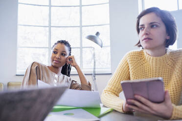 Geschäftsfrauen, die im Büro arbeiten - HOXF04811