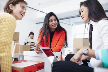 Geschäftsfrauen im Gespräch im neuen Büro - HOXF04812