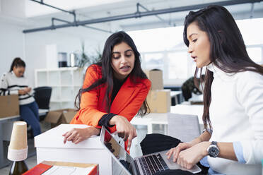 Geschäftsfrauen im Gespräch, arbeiten im neuen Büro - HOXF04828