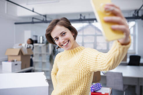 Selbstbewusste Geschäftsfrau macht Selfie im neuen Büro - HOXF04846