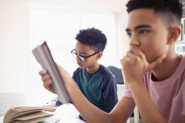 Teenager-Jungen machen Hausaufgaben - HOXF04873