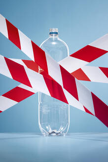 Rotes und weißes Klebeband zur Abdeckung einer Plastikwasserflasche - CAIF23417