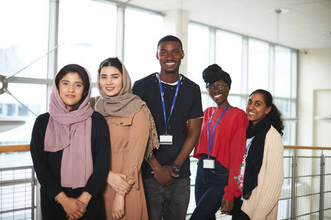 Porträt selbstbewusster, multiethnischer College-Studenten, lizenzfreies Stockfoto