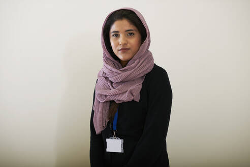 Porträt selbstbewusste junge Frau mit Hidschab - CAIF23481