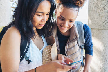 Junge Frauen, die ein Smartphone benutzen - CAIF23610