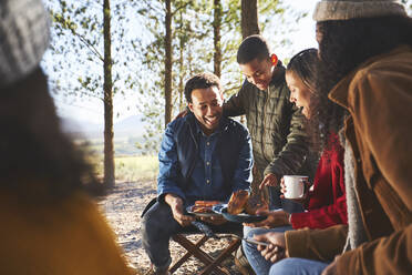 Familienessen auf dem Campingplatz - CAIF23623