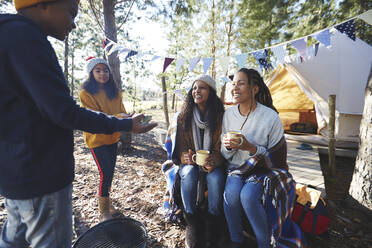 Lesbisches Paar mit Kindern auf dem Campingplatz - CAIF23715