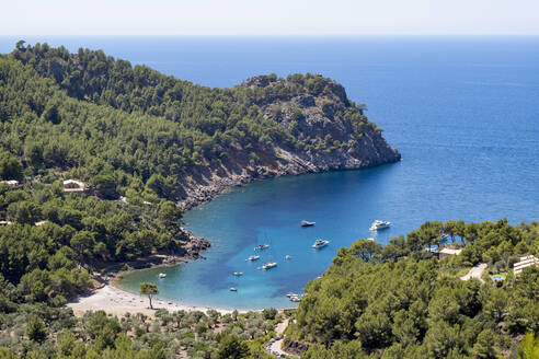 Die abgeschiedene Bucht von Cala Tuent an der zerklüfteten Nordwestküste der Mittelmeerinsel Mallorca, Balearen, Spanien, Europa - RHPLF12971