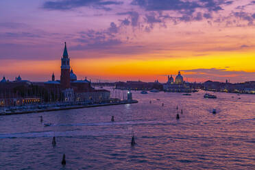 Blick auf die Skyline von Venedig und den roten Himmel vom Kreuzfahrtschiff in der Abenddämmerung, Venedig, UNESCO-Weltkulturerbe, Venetien, Italien, Europa - RHPLF12978