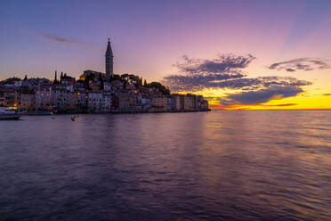 Blick auf die Altstadt und die Kathedrale der Heiligen Euphemia nach Sonnenuntergang, Rovinj, Istrien, Kroatien, Adria, Europa - RHPLF12979