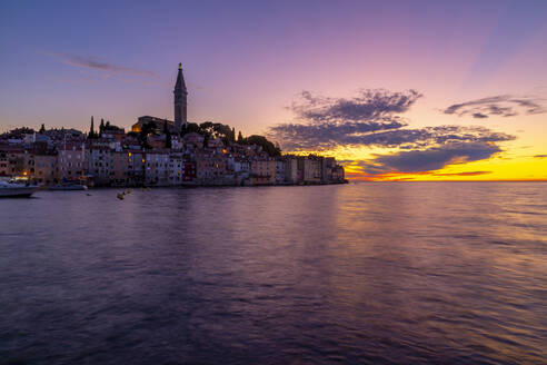 Blick auf die Altstadt und die Kathedrale der Heiligen Euphemia nach Sonnenuntergang, Rovinj, Istrien, Kroatien, Adria, Europa - RHPLF12979