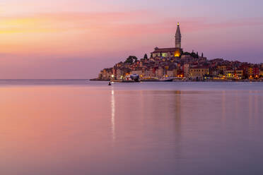 Blick auf den Hafen und die Altstadt mit der Kathedrale der Heiligen Euphemia in der Abenddämmerung, Rovinj, Istrien, Kroatien, Adria, Europa - RHPLF12980