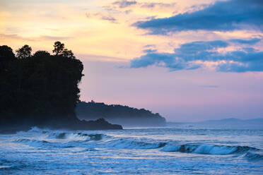 Sonnenaufgang am Strand Playa Arco, Uvita, Nationalpark Marino Ballena, Provinz Puntarenas, Pazifikküste von Costa Rica, Mittelamerika - RHPLF12986