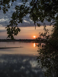 Sonnenuntergang am Luangwa-Fluss im Süd-Luangwa-Nationalpark, Sambia, Afrika - RHPLF13002