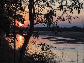 Sonnenuntergang am Luangwa-Fluss im Süd-Luangwa-Nationalpark, Sambia, Afrika - RHPLF13003