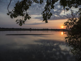 Sonnenuntergang am Luangwa-Fluss im Süd-Luangwa-Nationalpark, Sambia, Afrika - RHPLF13004