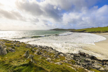 Meal Beach, brechende Wellen und hohe See, stürmisches Wetter, Hamnavoe, West Burra Island, nahe Scalloway, Shetland-Inseln, Schottland, Vereinigtes Königreich, Europa - RHPLF13019